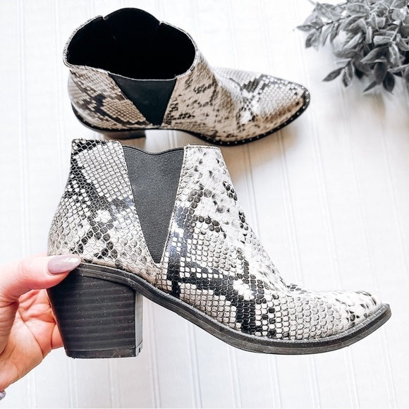 Universal Thread Shoes - Universal Thread Black and White Snake Skin Pointed Toe Bootie Size 6